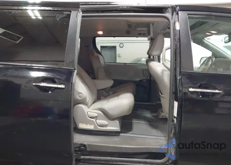 2019 Toyota Sienna Xle Premium 7 Passenger z USA, uszkodzony, nr VIN 5TDDZ3DC1KS223080